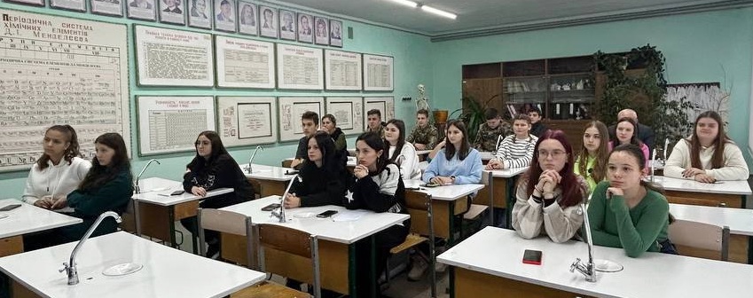 Школярі уважно слухають.